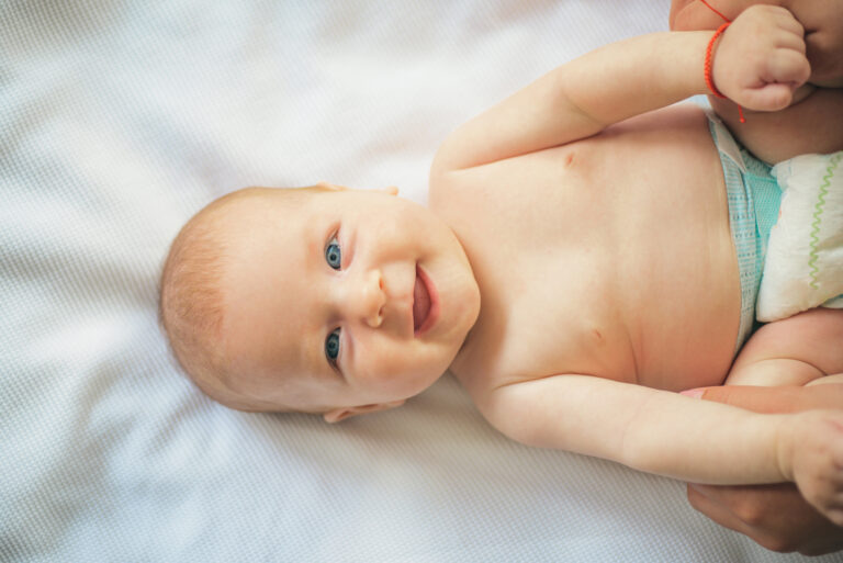 Bébé souriant – suivi du développement moteur en pédiatrie