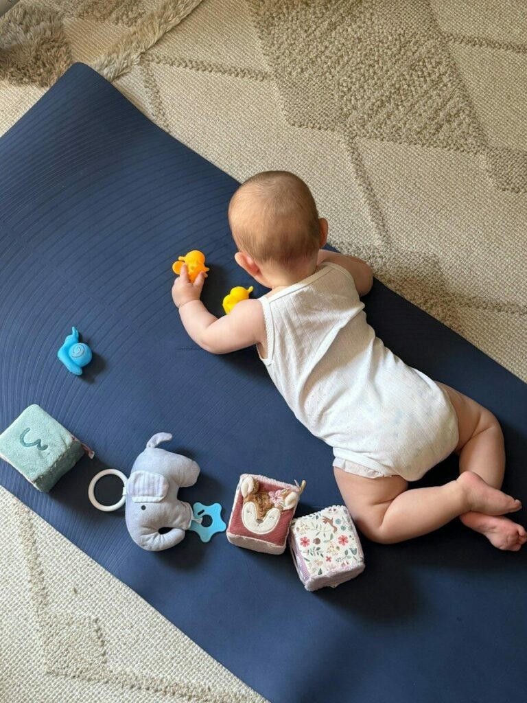 Bébé sur un tapis d’éveil : motricité et développement du nourrisson