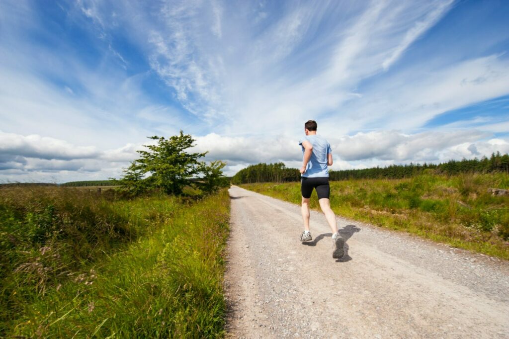 Coureur à l’entraînement sur un chemin de campagne