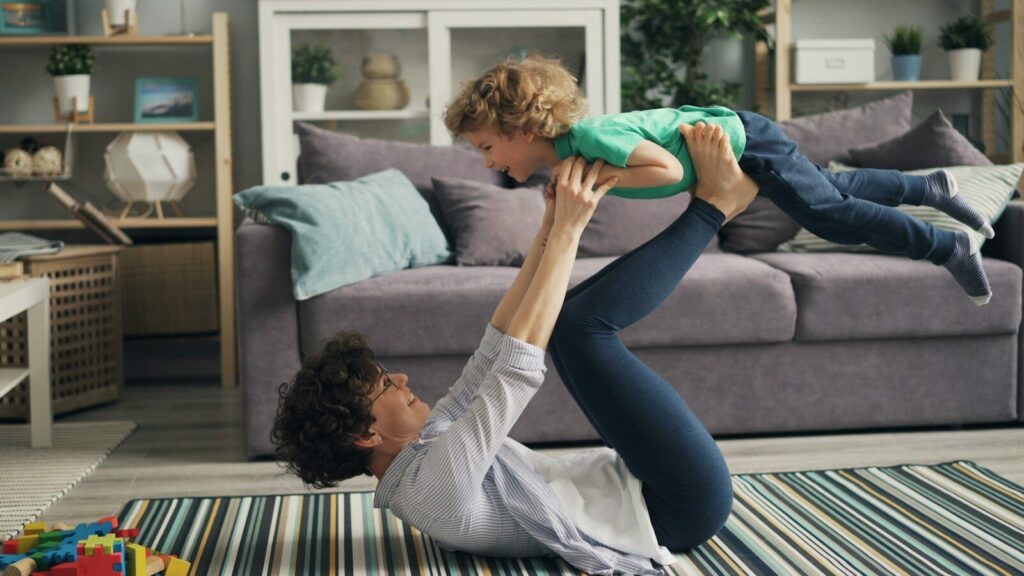 Exercice de remise en mouvement avec bébé à la maison