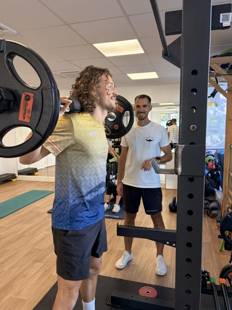 Kinésithérapeute accompagnant un patient lors d’un exercice de musculation