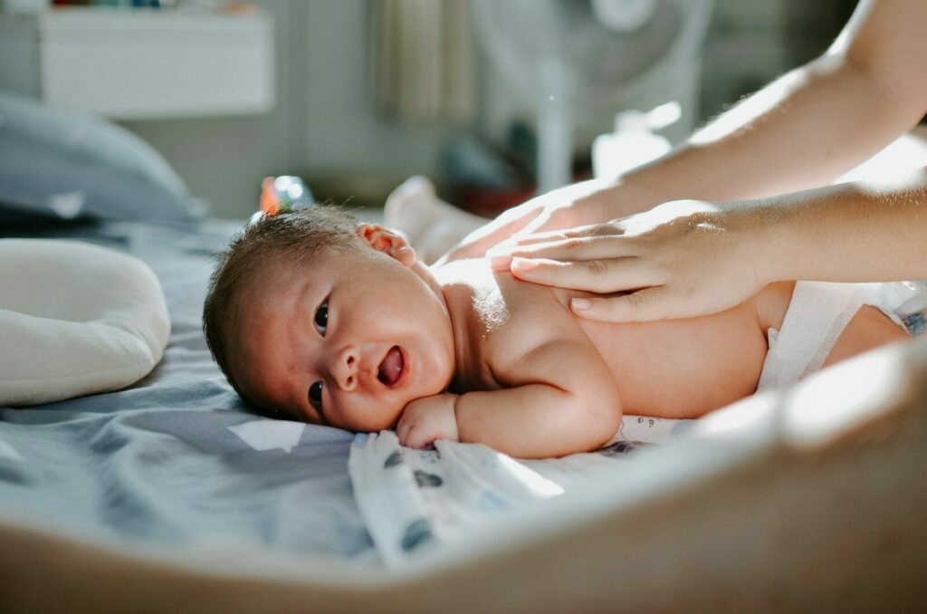 Massage bébé : moment de détente et de lien avec le nourrisson