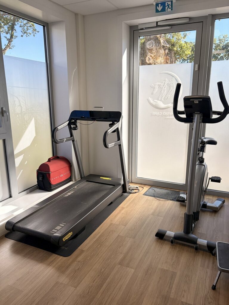 Tapis de course et vélo pour le réentraînement cardio au cabinet de kiné